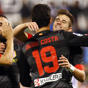Temporada 12/13. Real Zaragoza - Atlético de Madrid. Diego Costa es abrazado por sus compañeros tras marcar uno de sus dos tantos.