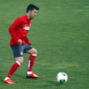 David Villa se entrena con balón en la Ciudad Deportiva Dani Jarque, del Espanyol, antes de la vuelta de la Supercopa de España