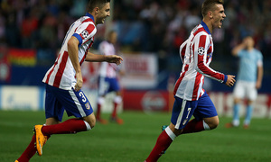 Temporada 14-15. Champions League. Atlético de Madrid-Malmö. Griezmann y Siqueira corren a celebrar el gol del francés.