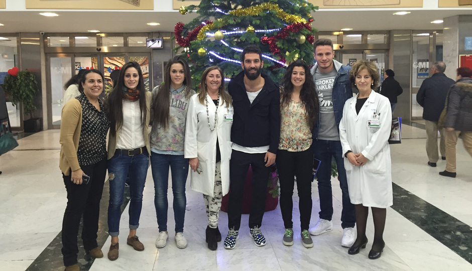 Jugadores de la primera plantilla y del Féminas, en el reparto de juguetes en los hospitales de Madrid