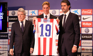 Fernando Torres con su camiseta en la presentación posa junto a Enrique Cerezo y Caminero 