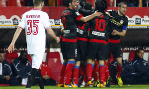 Los jugadores celebran un gol en Sevilla en la semifinal de Copa