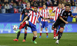 temporada 14/15. Partido Atlético Bayer de Champions. Raúl rematando un balón durante el partido