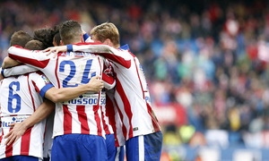 Temporada 14-15. Jornada 28. Atlético de Madrid-Getafe. El equipo se abraza en una piña.
