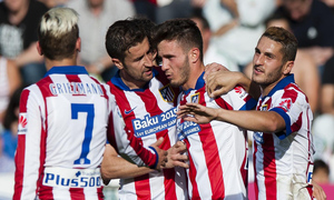 Temporada 14-15. Jornada 29. Córdoba - Atlético de Madrid. Saúl es felicitado por los compañeros tras su gol de cabeza.