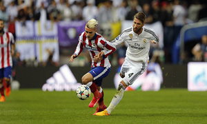 Temporada 14-15. Cuartos de final de la Champions League. Ida. Atlético de Madrid-Real Madrid. Griezmann conduce el balón.