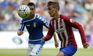 Pretemporada 2015/16. Partido Real Oviedo - Atlético de Madrid. Griezmann momentos previos a controlar el balón.