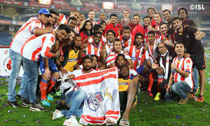 Foto de familia del Atlético de Kolkata tras conquistar la Super League India