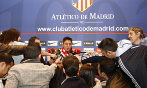 Cristian Rodríguez atendiendo a los medios en el Calderón