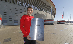 Correa coloca su placa en el paseo de leyendas del Wanda Metropolitano