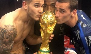 Griezmann, Lucas y Lemar con la copa del mundo en Moscú