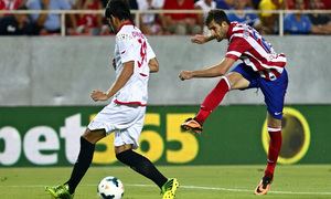 Temporada 13/14 Sevilla-Atlético de Madrid Leo Baptistao lanzando el balón