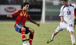 Óliver regatea a un jugador bosnio en el partido en el que España Sub-21 ganó por 3-2 en Murcia, con el rojiblanco de titular