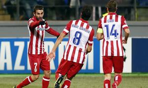 Temporada 13/14. Champions League. Zenit - Atlético de Madrid. Adrián celebrando el gol con Raúl García y Gabi