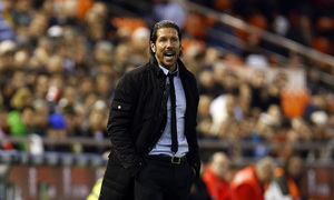Temporada 13/14 Copa del Rey. Valencia - Atlético de Madrid. Simeone da órdenes desde el área técnica.