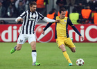 Temporada 14-15. Champions League. Juventus - Atlético de Madrid. Llorente presiona la salida de balón de Godín.