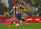 Borja Fernández controla el esférico ante un jugador del Kerala, en la final de la Indian Super League