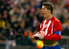 Fernando Torres celebra uno de sus goles con la rojiblanca