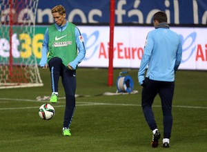 temporada 14/15. Entrenamiento en el estadio Vicente Calderón.Torres controlando un balón durante el entrenamiento