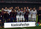 Los jugadores del FC Barcelona y del Atlético de Madrid posan ante la pancarta #JusticiaParaTopo