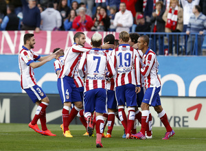 Temporada 14-15. Jornada 30. Atlético de Madrid-Real Sociedad. Koke se funde en un abrazo con sus compañeros.