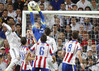 Temporada 14-15. Cuartos de final de la Champions League. Vuelta. Real Madrid - Atlético de Madrid. Oblak ataja un balón.