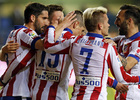 Temporada 14-15. Jornada 34. Villarreal - Atlético de Madrid. El equipo se abraza en una piña celebrando el gol.