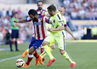 Temporada 14-15. Jornada 37. Atlético de Madrid - FC Barcelona. Arda Turan protege el balón con Alba e Iniesta tratando de arrebatárselo. Foto: A.G.