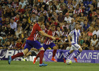 Partido amistoso Atlético de Madrid - Real Sociedad. Griezmann busca en largo a su compañero Fernando Torres
