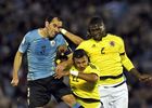 Godín marca un gol de cabeza vistiendo la camiseta de la selección uruguaya