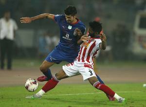 Mohan, del Atlético de Kolkata, impide el progreso de un jugador del Mumbai City