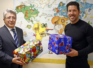 TEMp. 2015/2016 | Cerezo y Simeone en el hospital Montepríncipe repartiendo juguetes