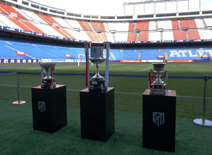 Museo 15/16. Los trofeos preparados en el césped del Calderón para el Premium Tour 