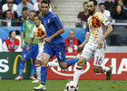 Juanfran conduce el balón ante un jugador italiano en el partido de París