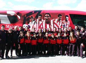 Temporada 2012-2013. Jugadoras del Féminas con el autobús del primer equipo