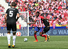 temporada 16/17. Partido Atlético de Madrid Sevilla. Thomas con el balón durante el partido