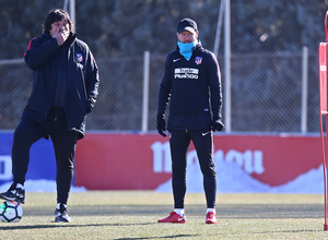 temporada 17/18. Entrenamiento en la ciudad deportiva Wanda. Simeone y Burgos  durante el entrenamiento.