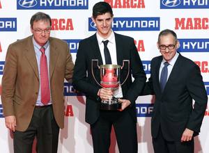 Courtois recibe el Trofeo Zamora que otorga el Diario Marca como portero menos goleado de la pasada temporada, 12/13