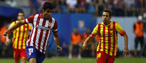 Supercopa 13/14: Diego Costa conduce el balón ante el Barcelona