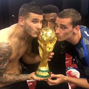 Griezmann, Lucas y Lemar con la copa del mundo en Moscú