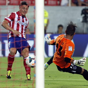 Temporada 13/14 Sevilla-Atlético de Madrid Cristian Rodríguez marcando el tercer gol al Sevilla
