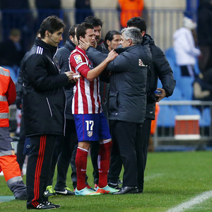 temporada 13/14. Partido Atlético_Real Madrid. Copa del Rey. Manquillo es atendido en la banda