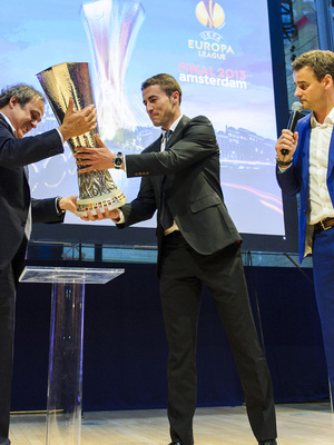 Gabi entrega la Europa League a Platini en Amsterdam