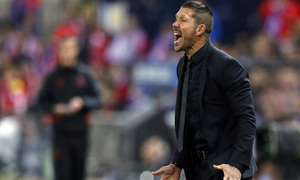 temporada 13/14. Partido Champions League. Atlético de Madrid-Chelsea. Simeone dando órdenes desde la banda
