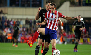 temporada 13/14. Partido Champions League. Atlético de Madrid-Chelsea. Godín controlando un balón. Alexander Marín