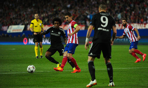 temporada 13/14. Partido Champions League. Atlético de Madrid-Chelsea. Gabi con el balón. Mónica Llanos