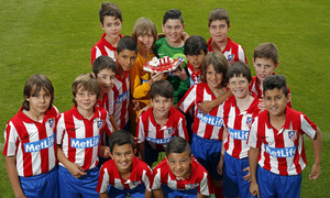 temporada 13/14. 111 aniversario del club. Alevines posando con la tarta