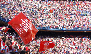 temporada 13/14. Partido Atlético de Madrid-Málaga. Tifo. Banderas nike