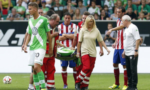 Pretemporada 2014-15. Wolfsburgo - Atlético de Madrid. Caras serias en la salida del campo de Mario Suárez. Fotos: Ángel Gutiérrez