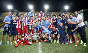 Pretemporada 2014-15. Atlético de Madrid - Sampdoria. Trofeo Ramón de Carranza. El equipo posa junto al trofeo Carranza